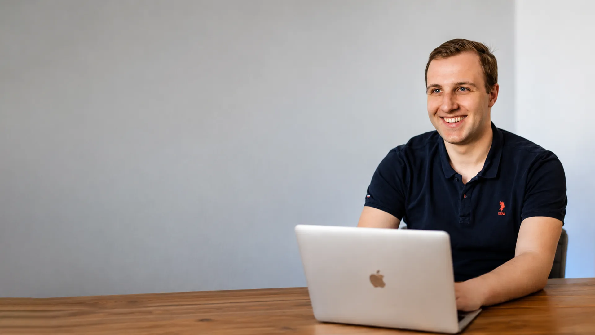Michael Bruckschlegel sitzt am Laptop