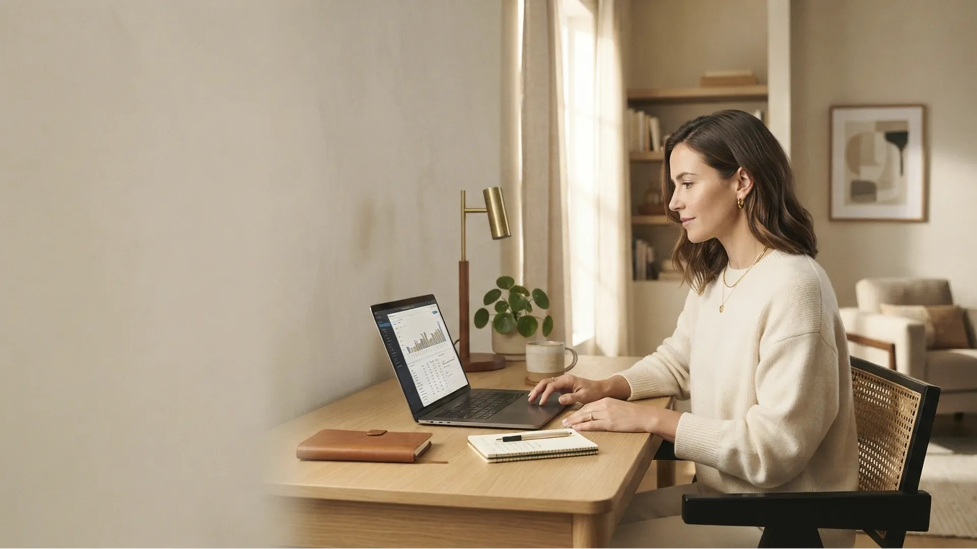 Frau aus einem MINT-Beruf arbeitet konzentriert am Laptop im Home Office