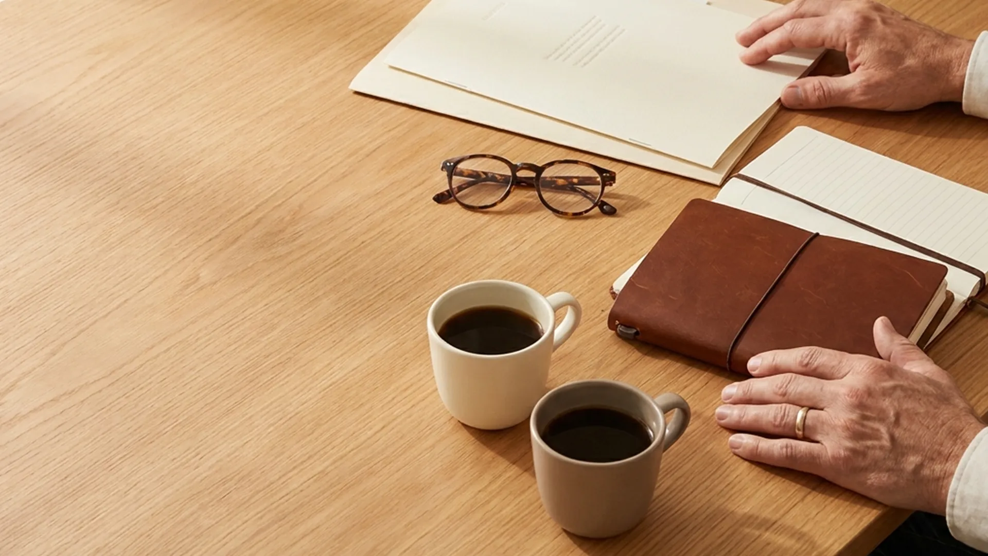 Nachfolgelösung für Makler. " Kaffeetassen sowie Vertragsunterlagen liegen vorbereitet auf dem Tisch. Sie möchten Ihren Bestand abgeben? MINT MAKLER bietet faire Lösungen, ob Einmalzahlung, Rente oder individuell. Jetzt unverbindlich austauschen.
